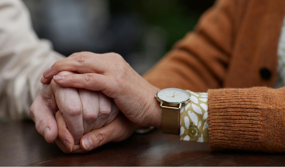 Des mains montrant l'entraide, l'espoir et la dignité, des valeurs chères à la Fondation de l’Institut universitaire en santé mentale de Montréal (FIUSMM)