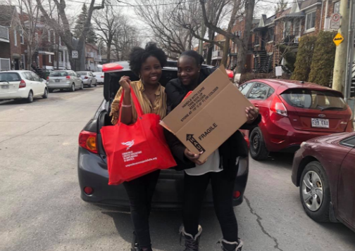 Deux femmes devant une voiture dans le cadre de l'Épicerie mobile