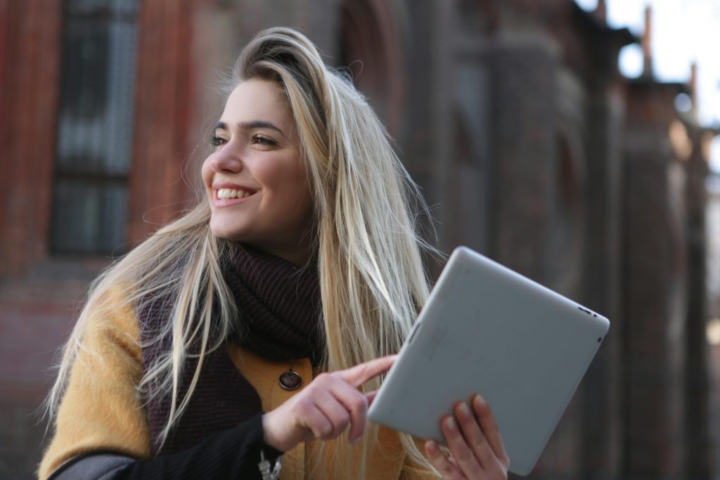 Femme tenant une tablette pour son outil d'autogestion