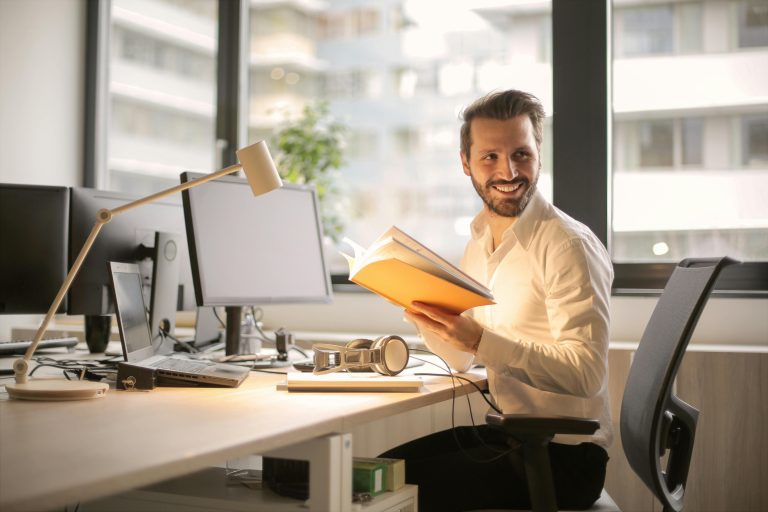 Homme assis à un bureau à la chaire de santé mentale et travail